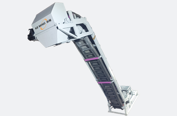 科銘機(jī)械的大傾角皮帶機(jī)助力化工企業(yè)中使用