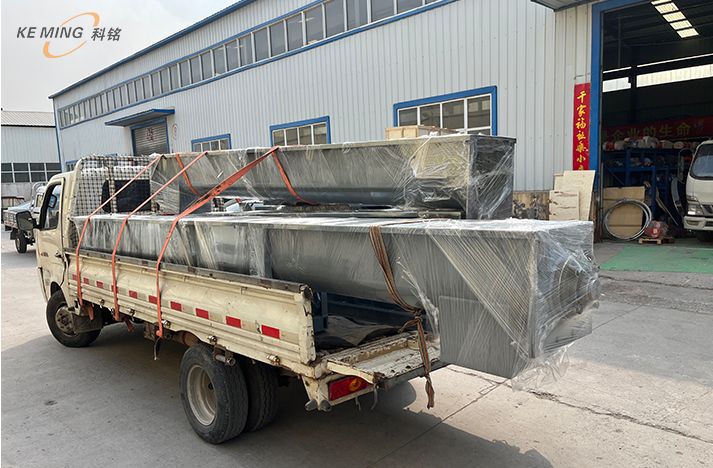 螺旋輸送機(jī)分為有軸和無軸；可以水平、傾斜和垂直輸送